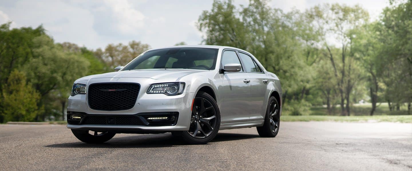 Vista frontal de medio perfil del Chrysler 300 2023.