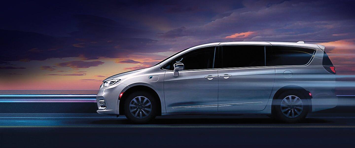 Perfil de una Chrysler Pacifica TBD Hybrid 2023.