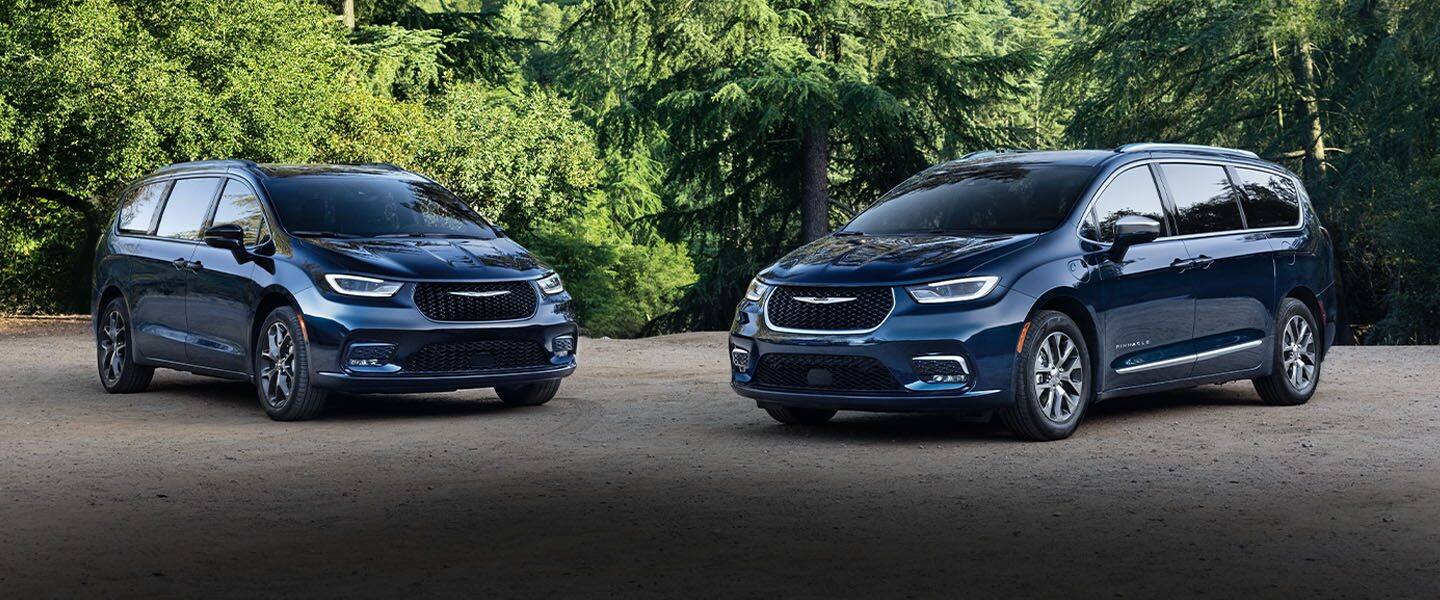 Dos Chrysler Pacifica 2023 azules: a la izquierda, un modelo a gasolina de la Pacifica Limited con ​​​​​​​el paquete de apariencia S; a la derecha, una Pacifica Pinnace Hybrid enchufable.