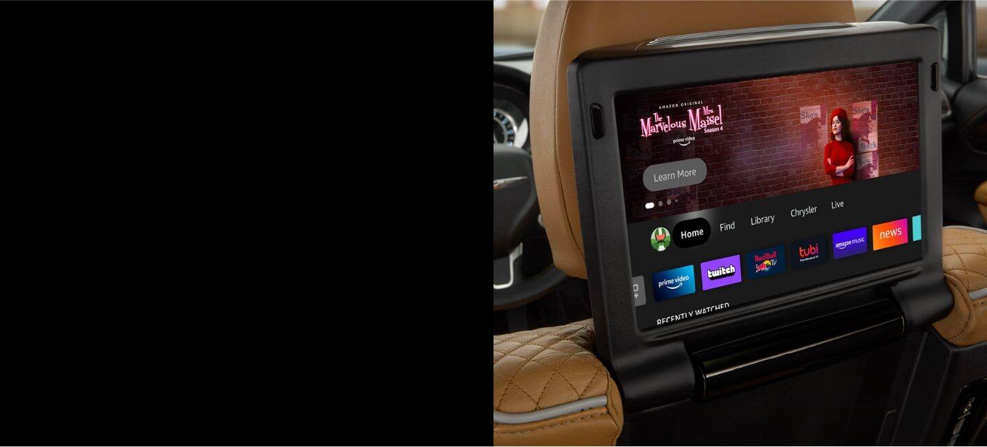 Primer plano de la pantalla táctil instalada en el respaldo del asiento de la Chrysler Pacifica Pinnacle Hybrid 2023 que muestra diversas aplicaciones y canales de transmisión.
