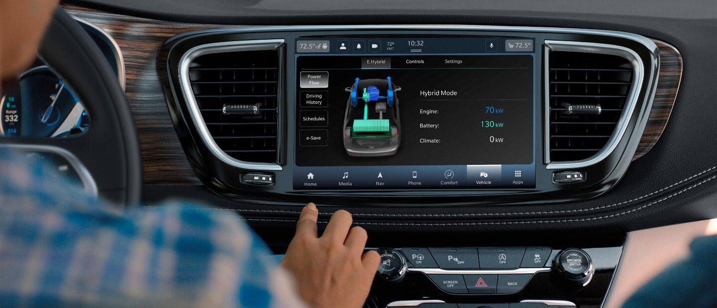 Pantalla táctil en la Chrysler Pacifica Hybrid 2023, donde se ven las páginas de Hybrid.