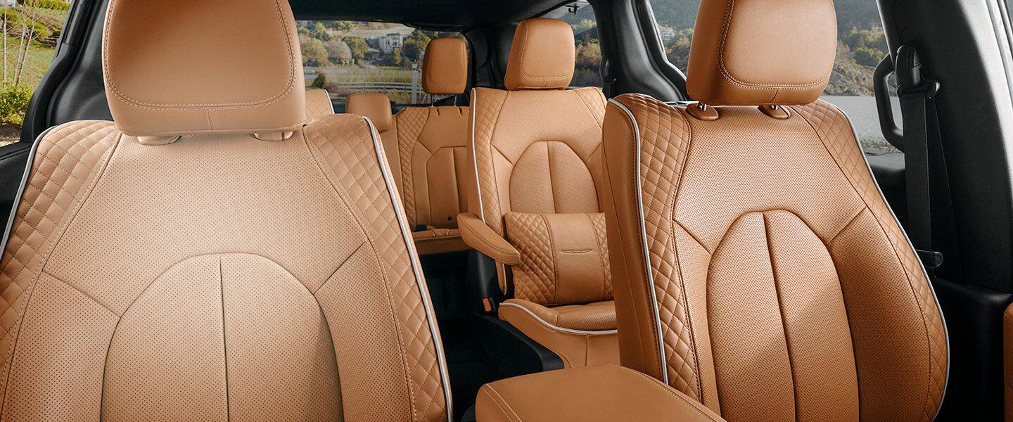 Las tres filas de asientos del Chrysler Pacifica Pinnacle 2023.