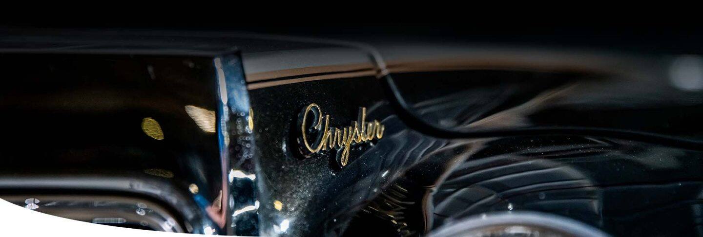 El emblema de Chrysler en un vehículo antiguo de la marca Chrysler.