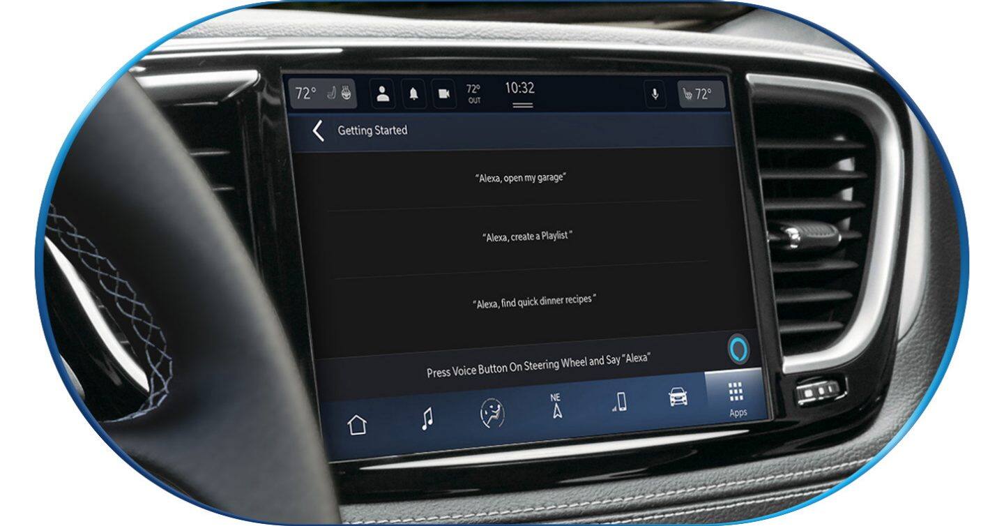 La pantalla táctil de Uconnect en la Chrysler Pacifica Plug-in Hybrid 2026, en la que se exhibe la página de inicio de Amazon Alexa.