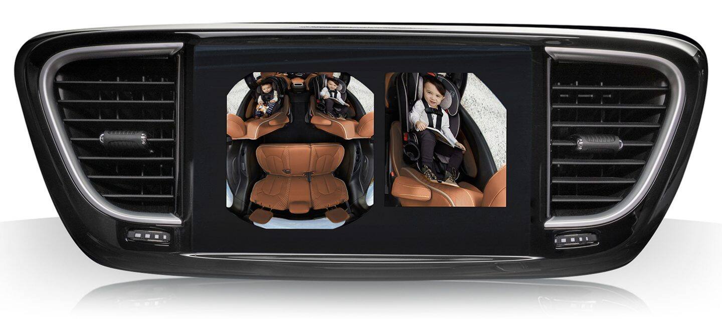 La pantalla táctil Uconnect de la Chrysler Pacifica Plug-In Hybrid 2026, en la que se muestra una versión de pantalla dividida de la FamCam, de la segunda fila total y parcial.