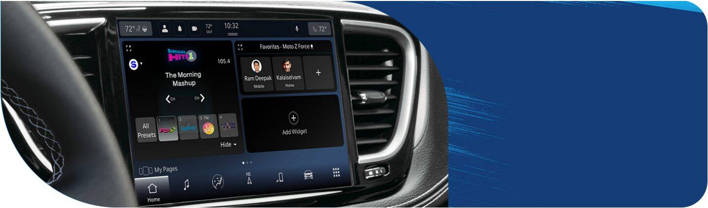 La pantalla táctil de Uconnect en la Chrysler Pacifica Plug-in Hybrid 2026, en la que se exhibe la selección actual en SiriusXM.
