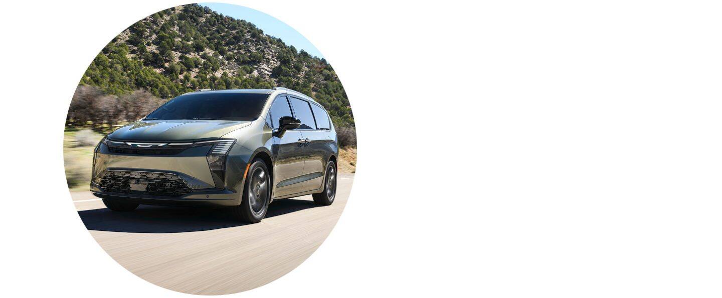 Una Chrysler Pacifica Limited 2027 gris con el paquete de apariencia S circulando por una carretera.