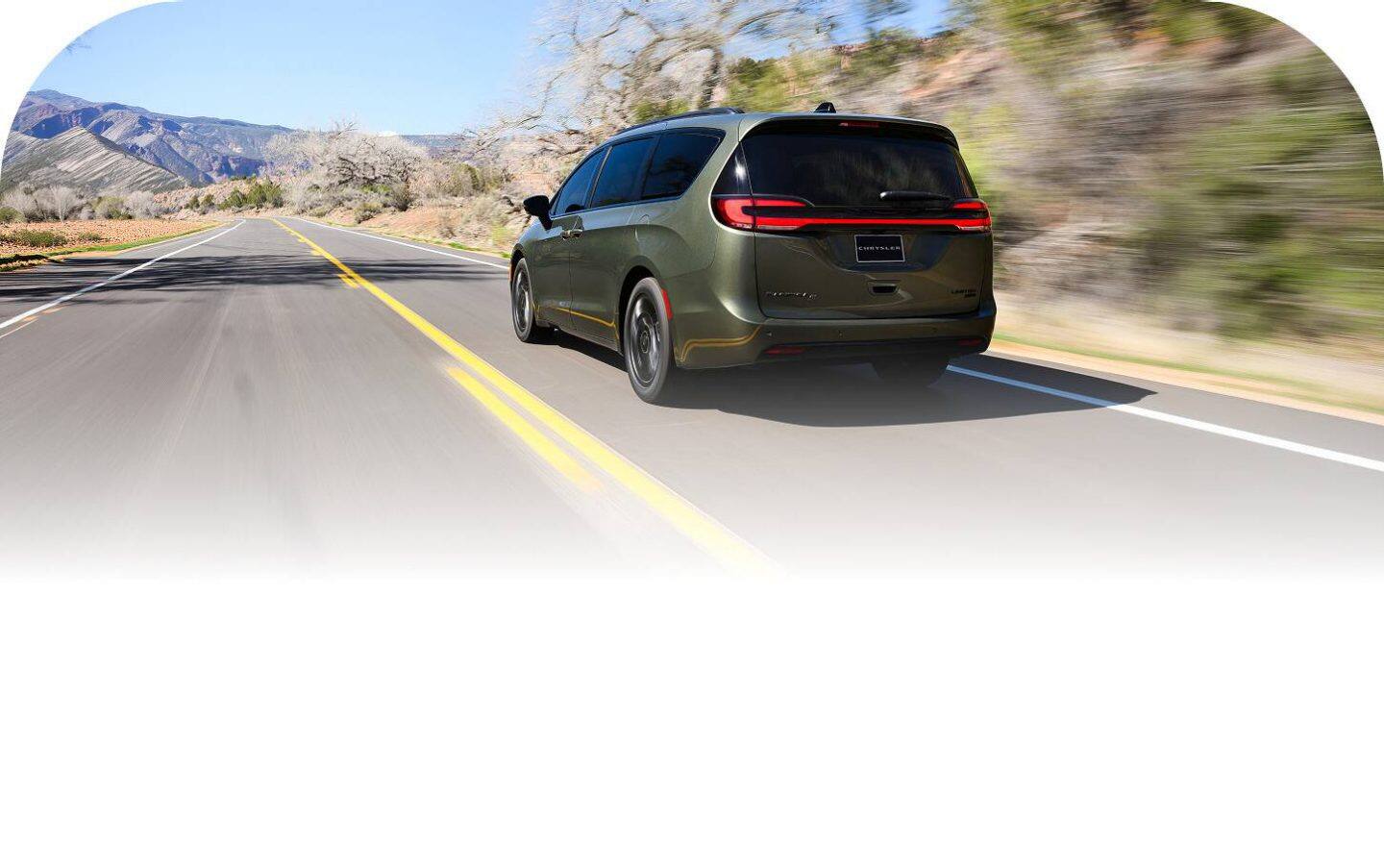 Ángulo trasero del lado del conductor de una Chrysler Pacifica Limited 2027 en Olive Green con el paquete de apariencia S circulando por una autopista.