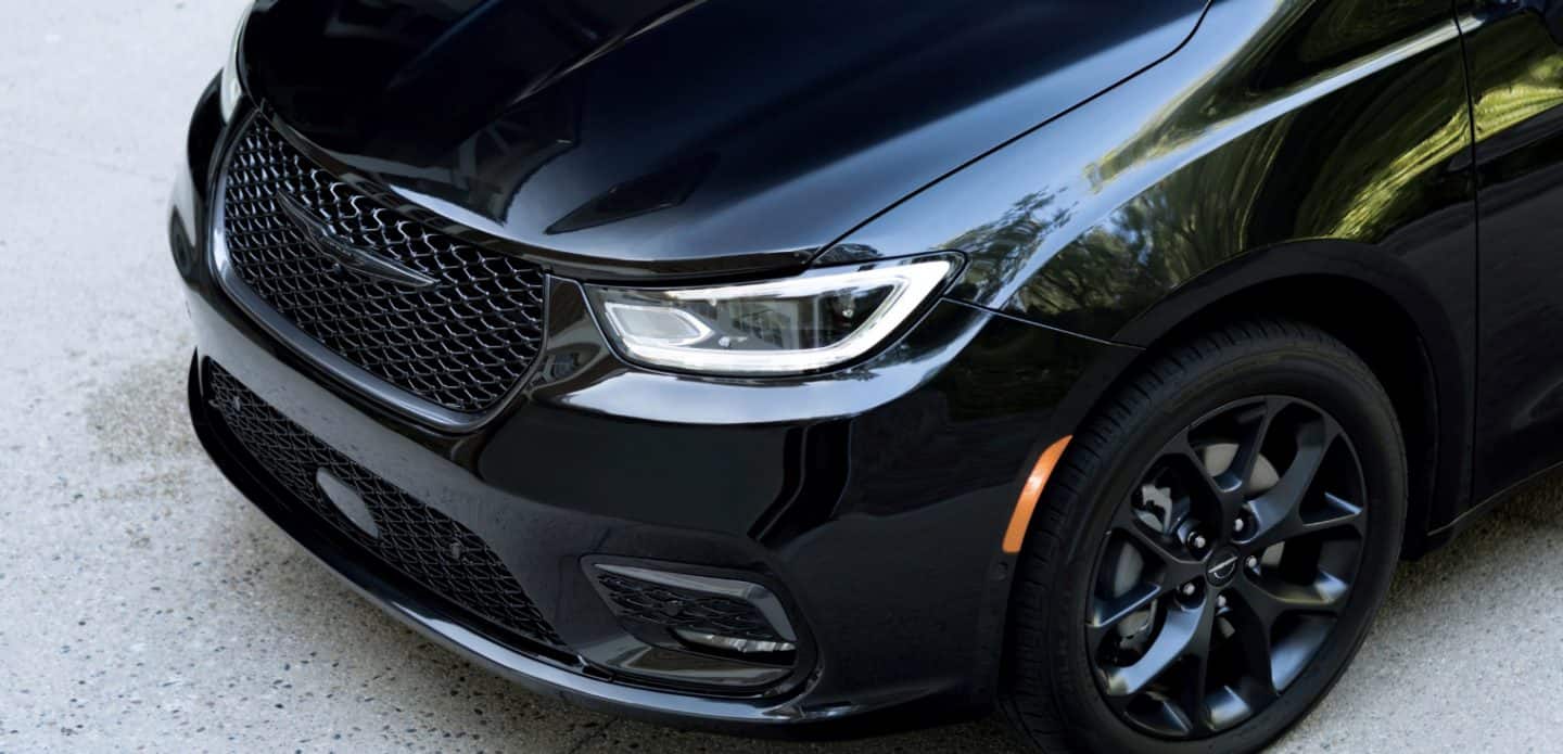 Display An angled view of the front end on the 2023 Chrysler Pacifica Limited with the S Appearance Package.
