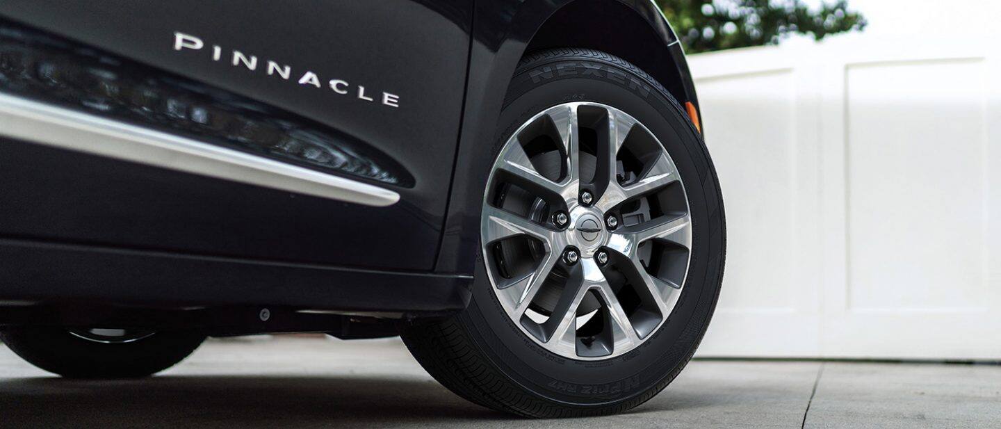 Display The wheel and tire on the 2024 Chrysler Pacifica Pinnacle Plug-In Hybrid.