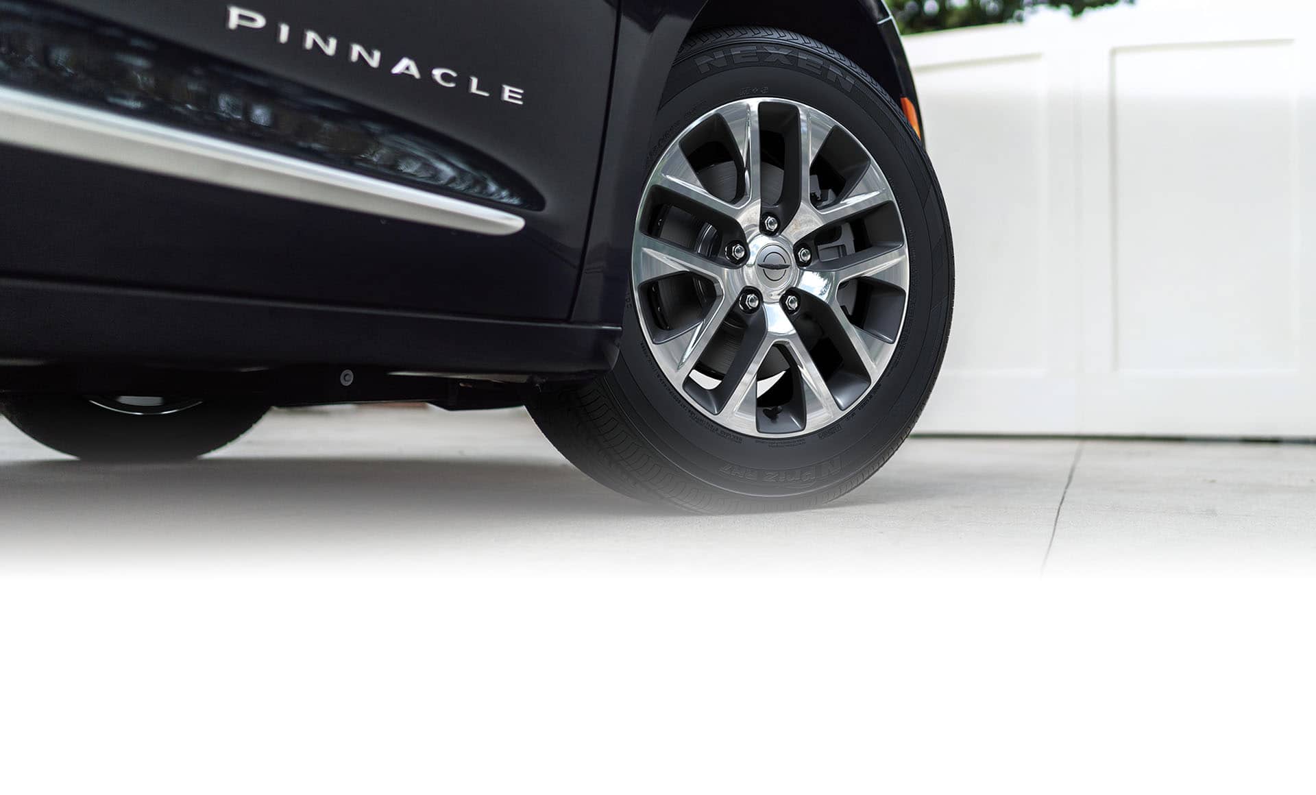 The wheel and tire on a black 2025 Chrysler Pacifica Pinnacle Plug-in Hybrid.
