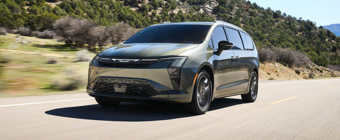 2027 Chrysler Pacifica Select Delivers Smooth Performance in Every Season