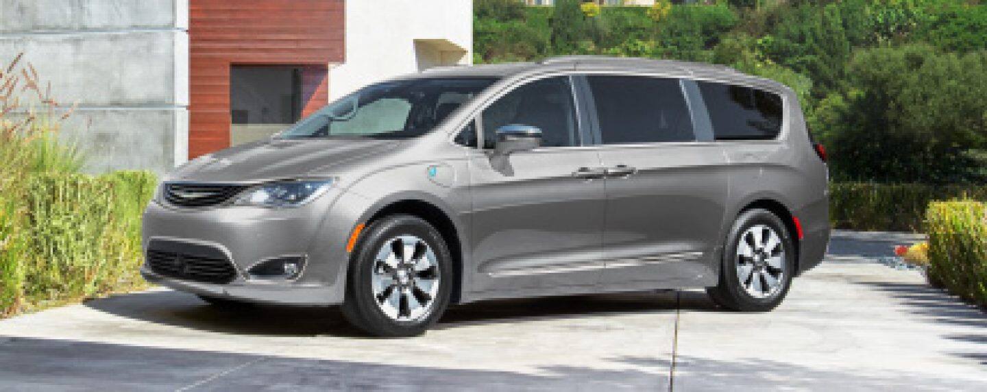 2019 Chrysler Pacifica Hybrid Compeive Compare Profile View Of The Chrysler Pacifica Hybrid In Silver Parked A Driveway
